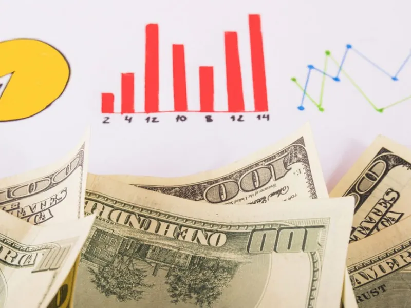 Hình ảnh người chơi tập trung và thoải mái khi chơi slot online